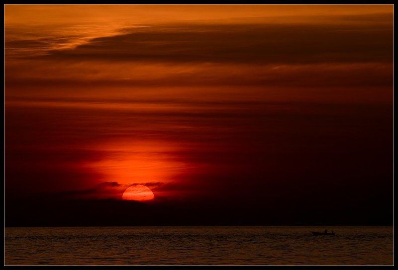 закат,солнце,небо,силуэт,лодка,красное,чёрное Огонь фото превью