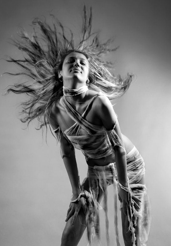 девушка в бинтах,мумия,портрет,девушка,ветер,волосы,татаринцев С ветром пришедшая фото превью