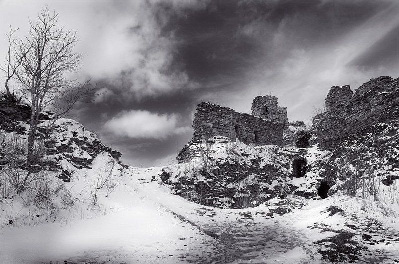 крепость капорье,облака,снег Бастион давно разрушен фото превью