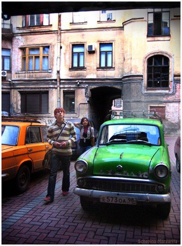 двор, машины, люди В поиске фото превью