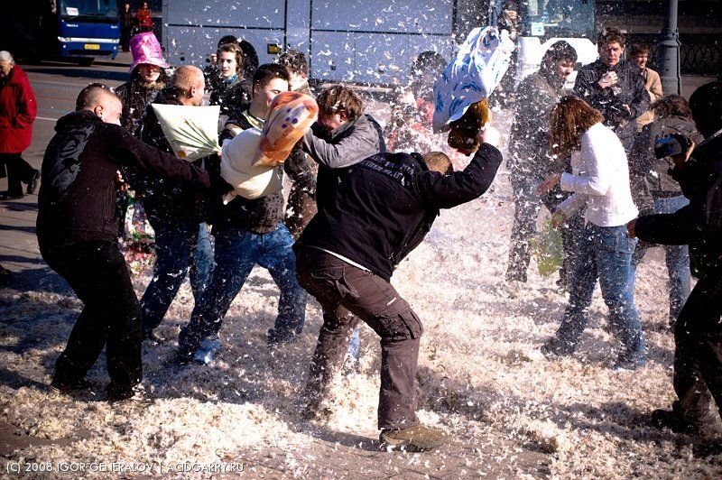 подушка бой флэшмоб пух перья Бой подушками фото превью