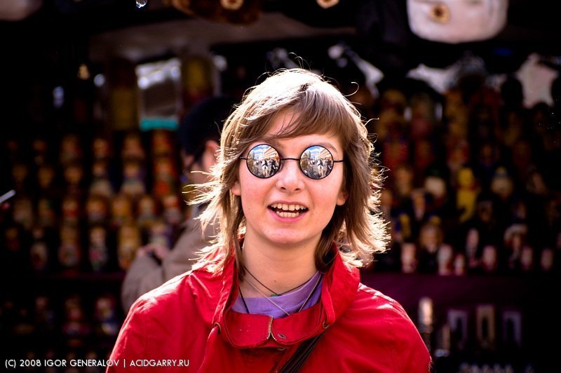 девушка очки пузыри дримфлэш арбат В отражении фото превью