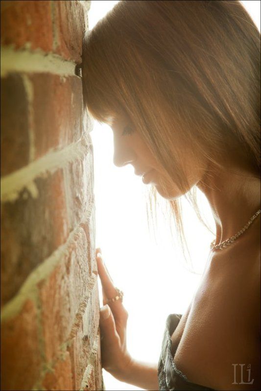 девушка Портрет девушки в профиль и в контражуре фото превью