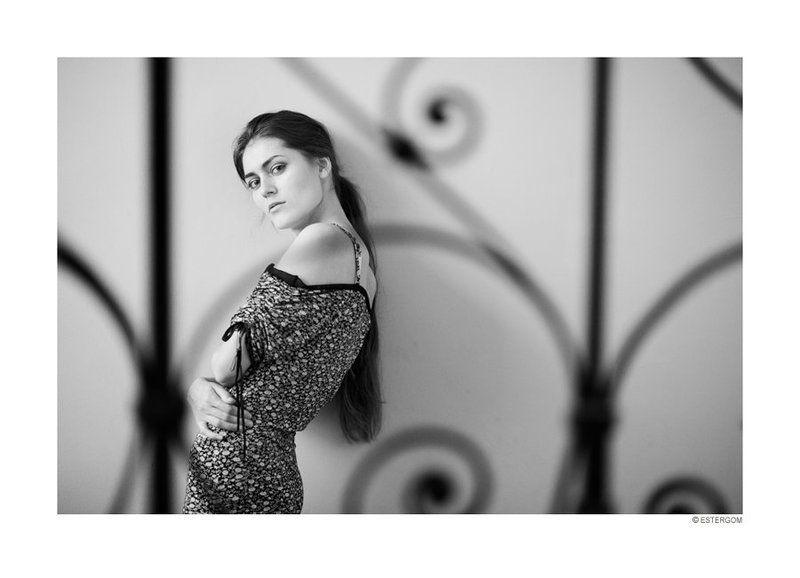 Портрет девушки с длинными волосами фото превью