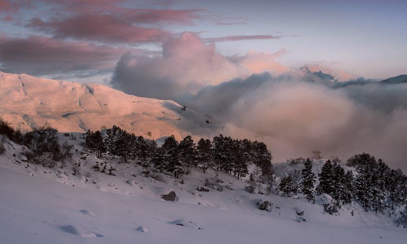 горы, кавказ, закат РОЗОВЫЙ СЛЕД НА БЕЛОЙ ДОРОГЕ фото превью