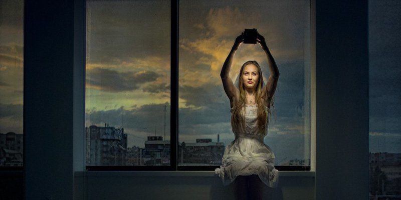 ставрополь, декабрь, дом. закат, окно, фонарь, девушка, canon, 35 mm сумерки фото превью