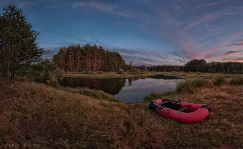 красная лодка на красном закате... фото превью