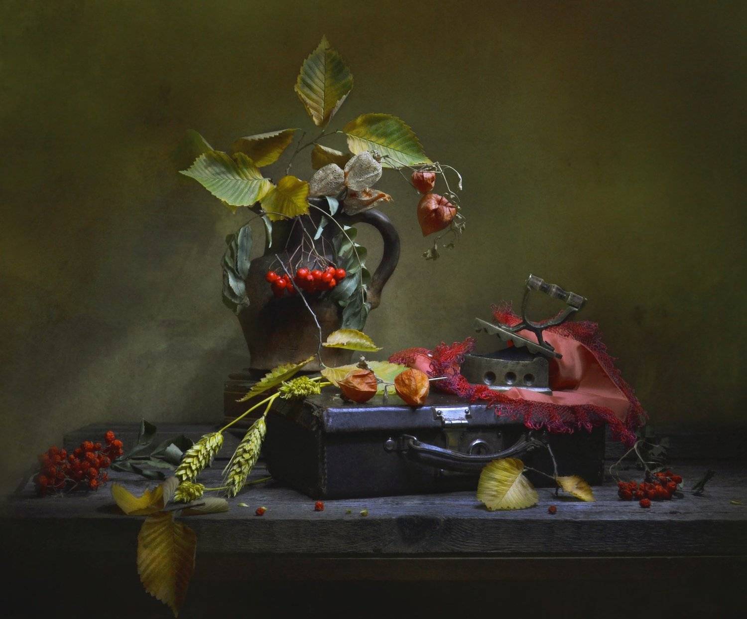 still life, натюрморт, фото натюрморт, август, предтечье осени, керамика, угольный утюг манжетник, бронза,листья, рябина, кувшин, чемодан, Колова Валентина