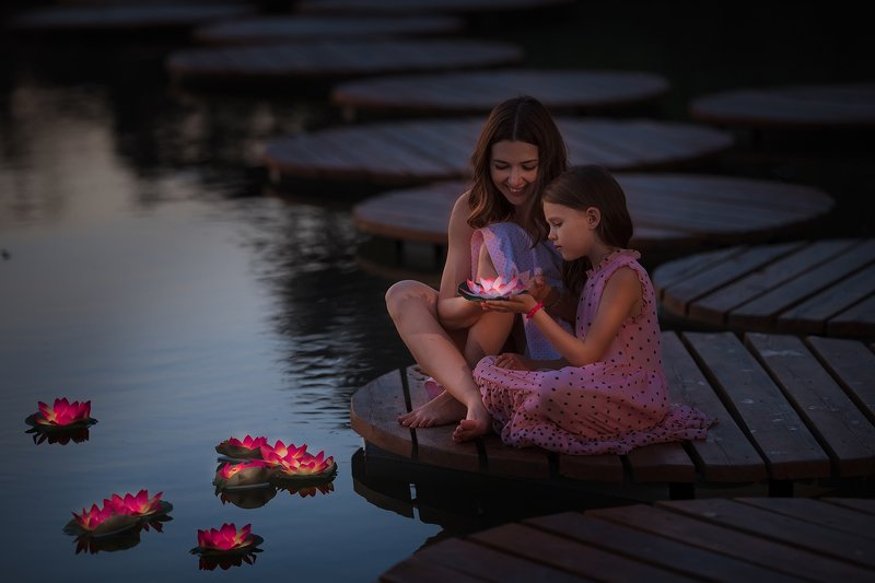 лотосы, у воды, на пруду, пруд, мама и дочка, семейная фотография, на воде Лотосы у воды фото превью