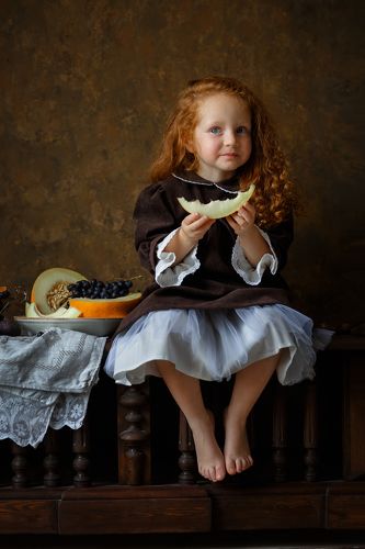 Девочка с дыней