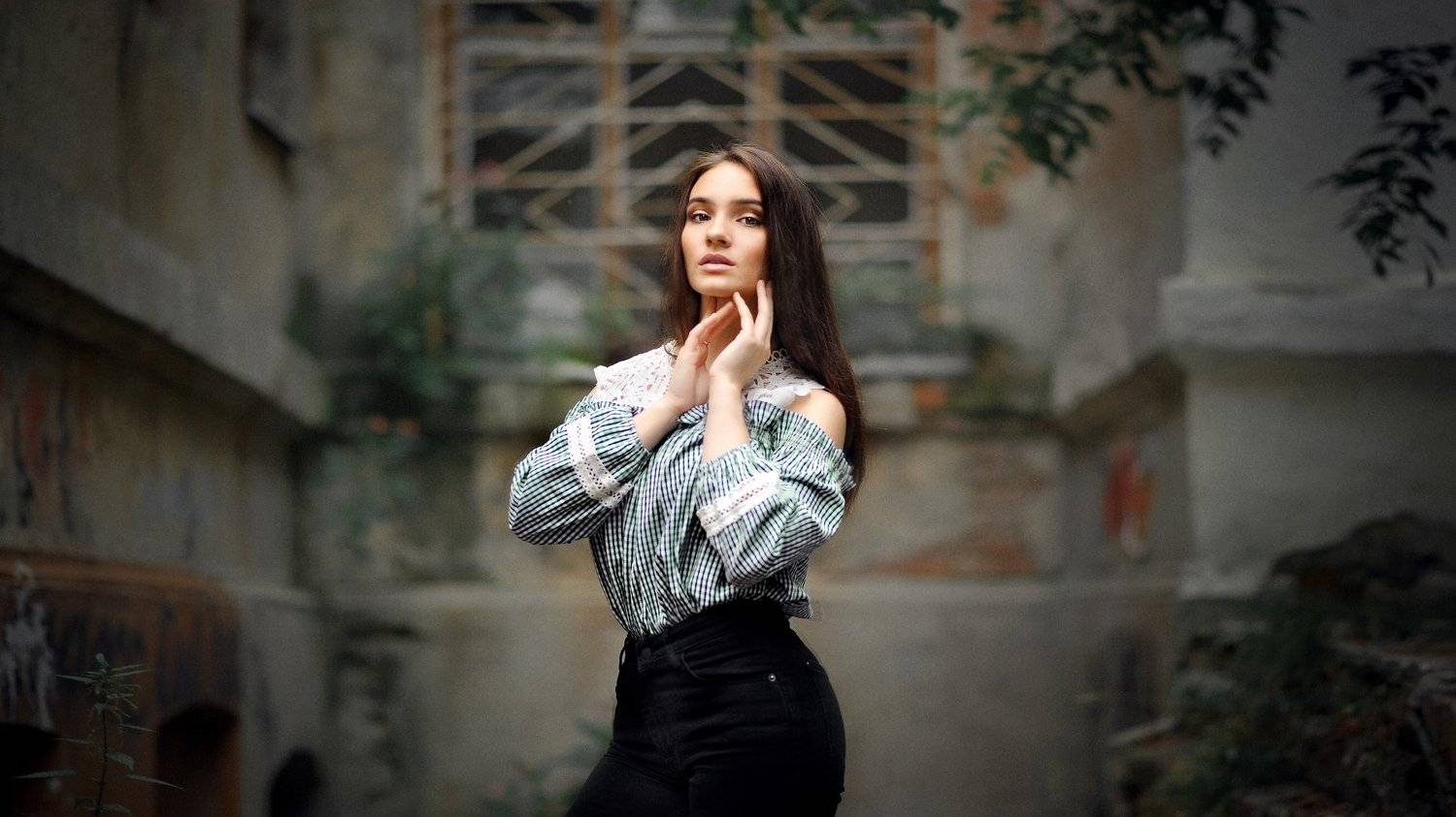 девушка, комната, черный, белый,  печаль ,красота ,грудь, красный,, Денис Лыткин