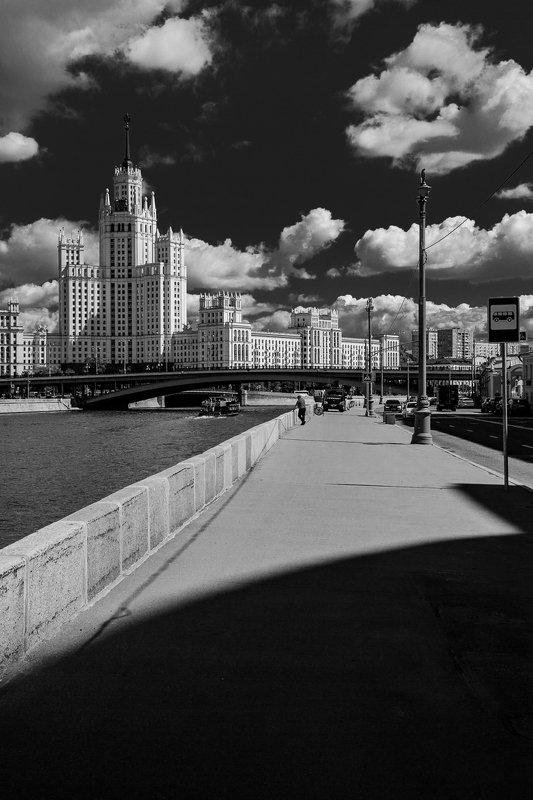 москва, москва-река, река, зарядье, набережная, город, столица, котельническая набережная, высотка, чб, городской пейзаж, bw, black and white Раушская набережная фото превью