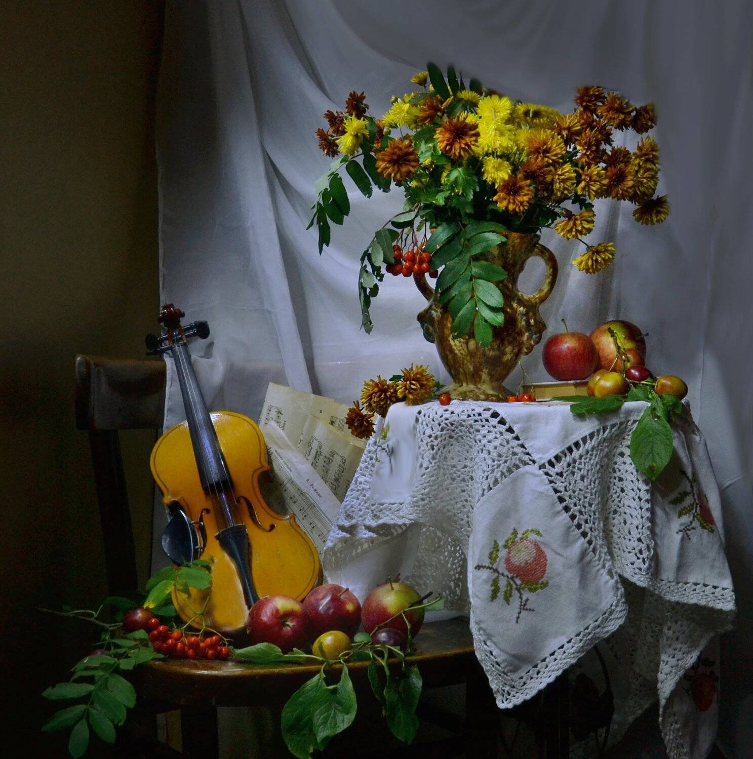 still life, натюрморт,фото натюрморт, лето, ускользающий август, цветы, хризантемы, рябина, сливы, яблоки, скрипка, ноты, Колова Валентина
