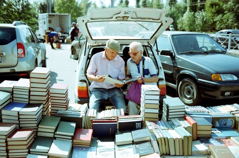 город, улица, люди кирпичи фото превью