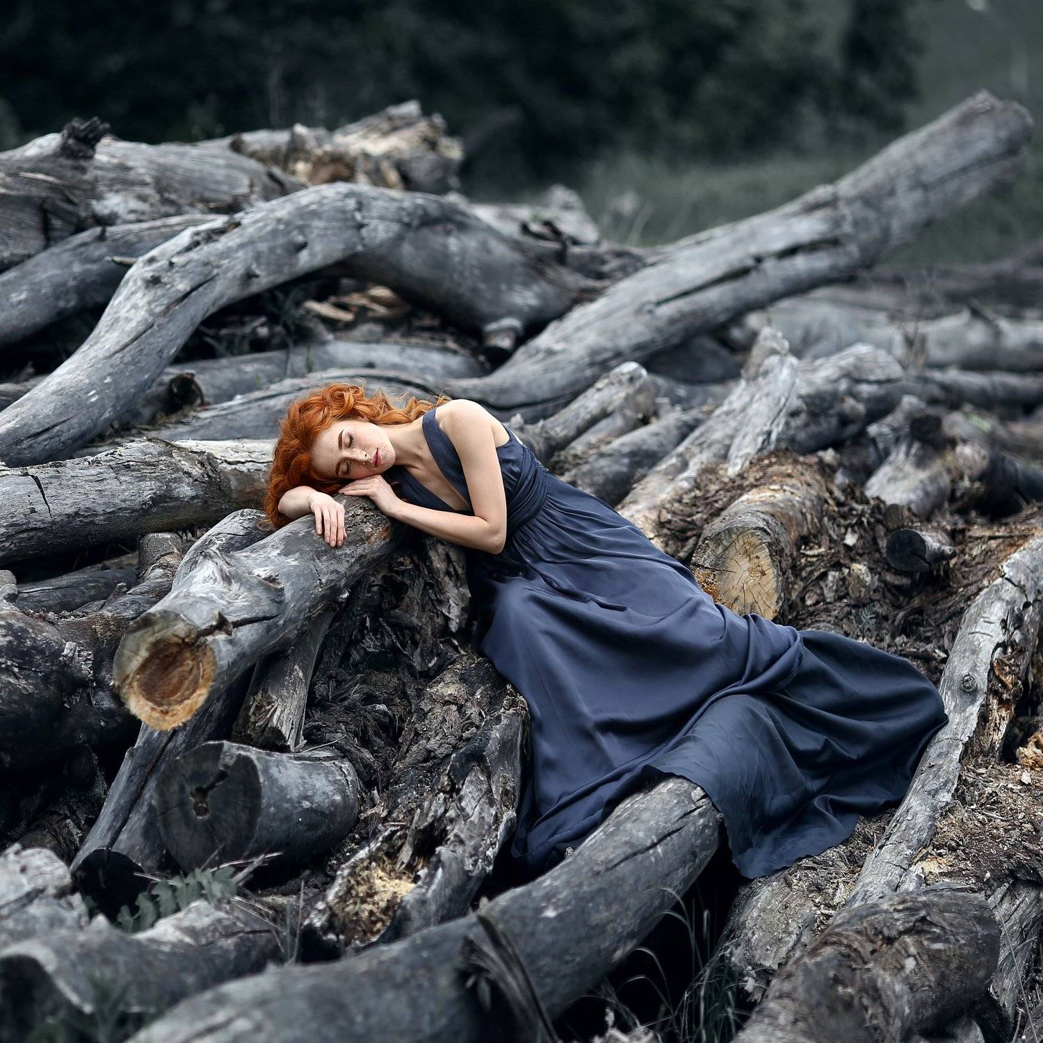 бревна, рыжая девушка, девушка на бревнах, голые бревна, серое платье, закрытые глаза, Ирина Голубятникова