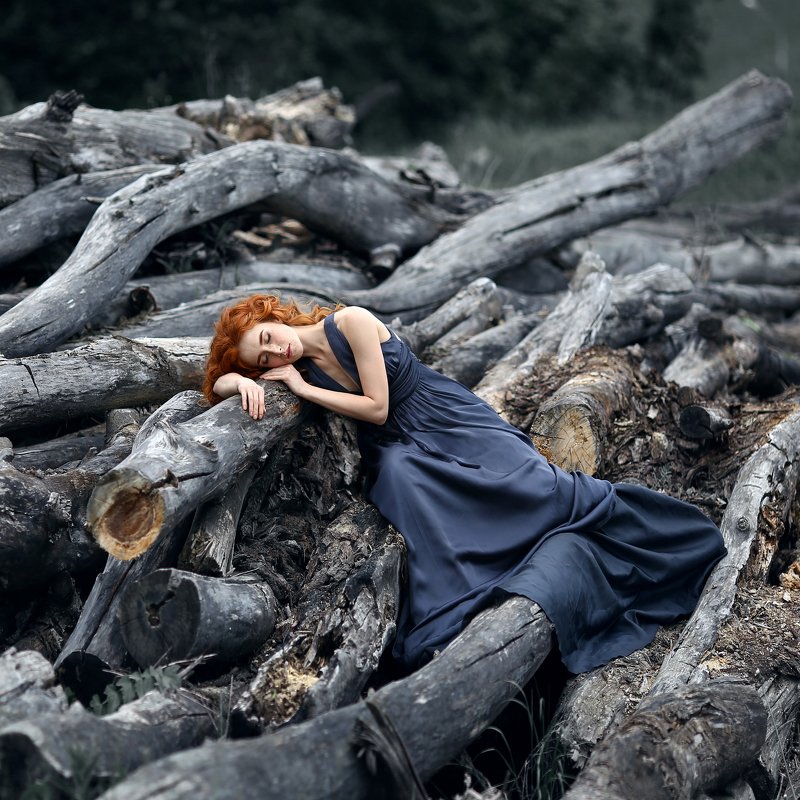 бревна, рыжая девушка, девушка на бревнах, голые бревна, серое платье, закрытые глаза  фото превью
