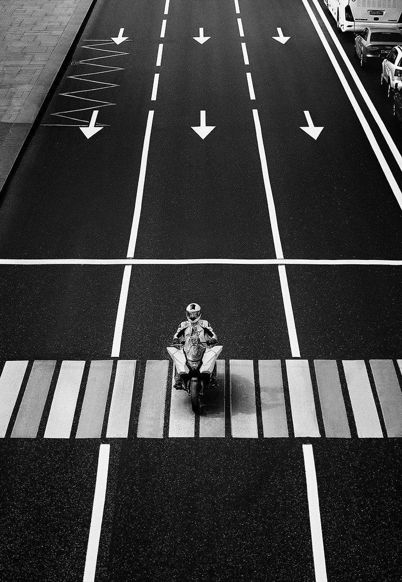 чб фото, уличная фотография переход байкер, Vera Trandina
