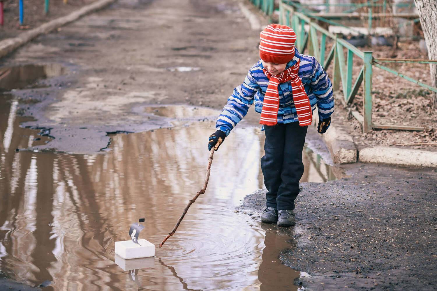 мальчик, фотосессия, весна, лужи, кораблики, дети, игры, Владимир Васильев