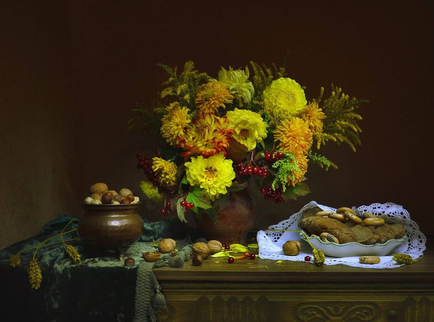 still life, натюрморт,фото натюрморты, цветы, лето, август, хлебный спас,хризантемы, георгины, калина, хлеб, орехи, Колова Валентина