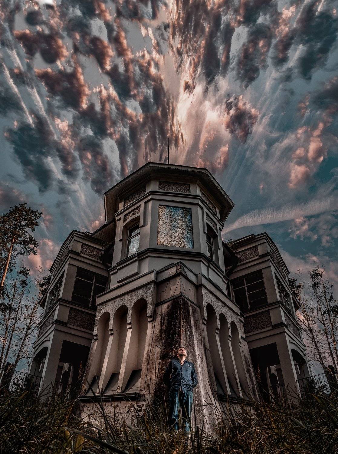 небо, старый дом, ужас, фэнтези,старые стены,симметрия, мужчина,гроза, параллельный мир, Георгий Шпунтов