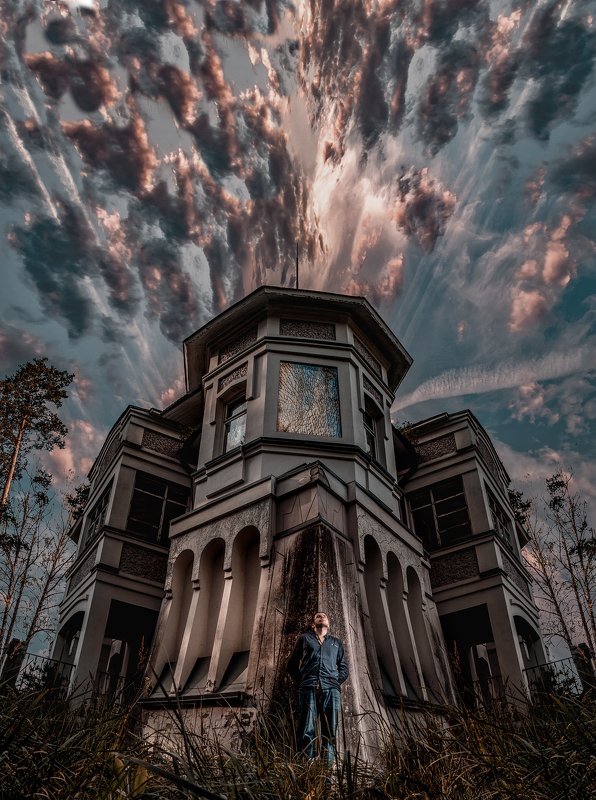 небо, старый дом, ужас, фэнтези,старые стены,симметрия, мужчина,гроза, параллельный мир На границе двух миров фото превью