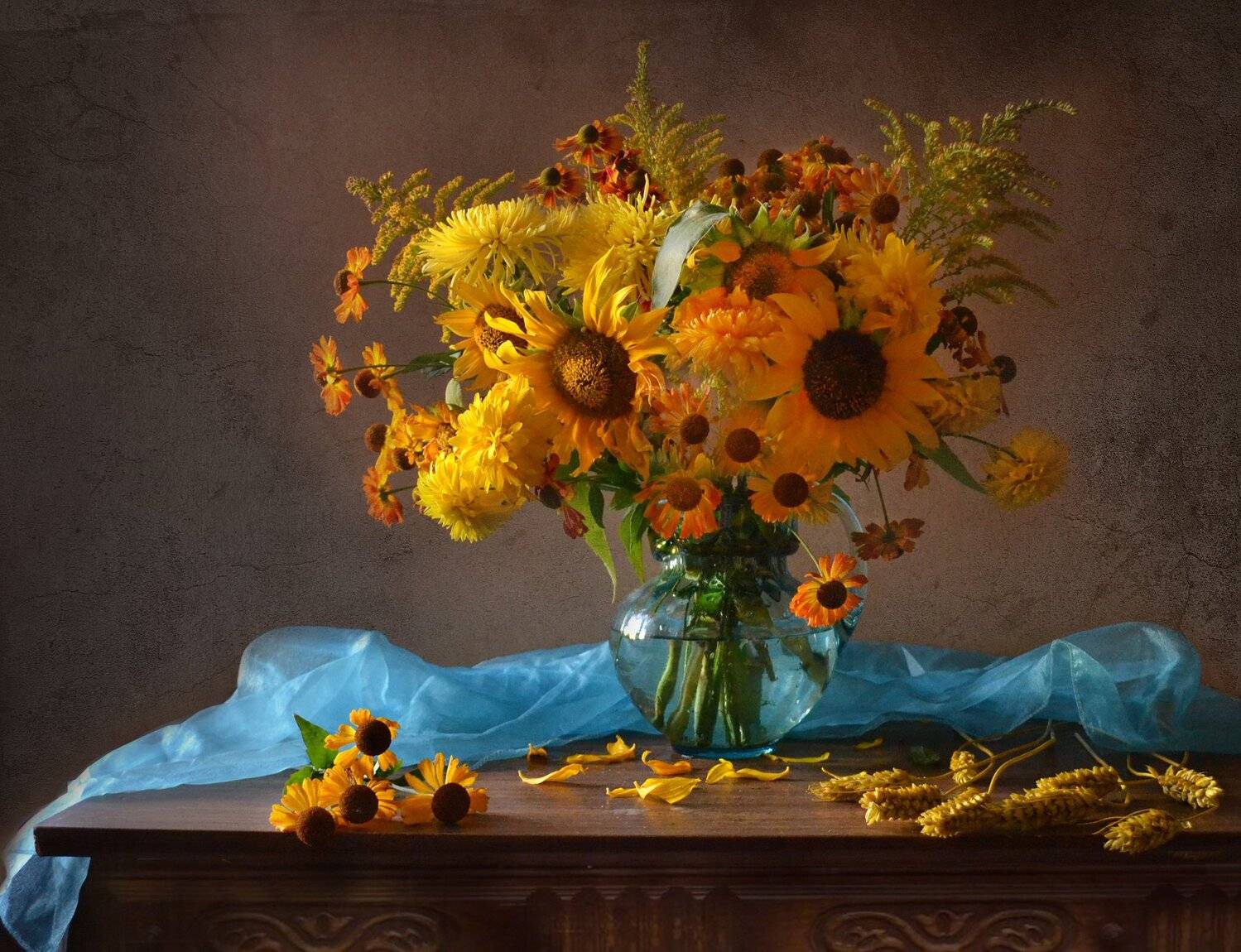 still life, натюрморт,фото натюрморт, последний день лета, август, цветы, подсолнухи, золотые шары, хризантемы, колоски, Колова Валентина