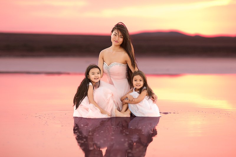 красивый свет, закатное солнышко, фотопрогулка, девочки, дети на фото, детская фотосессия, детский и семейный фотограф, радость, счастье, детский фотограф, фотосессия, радость, мама и дочки, девочки, малышки, маленькие дети, розовое озеро, лето, восторг Кояшское озеро фото превью