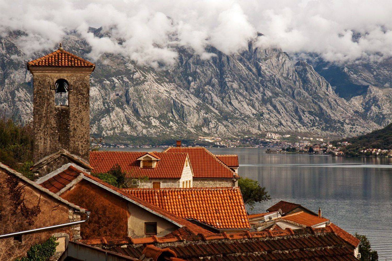 Адриатика, Бухта, Горы, Европа, Море, Облака, Пераст, Черепичные крыши, Черногория, Симонян Сергей