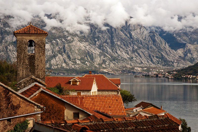 Адриатика, Бухта, Горы, Европа, Море, Облака, Пераст, Черепичные крыши, Черногория  фото превью