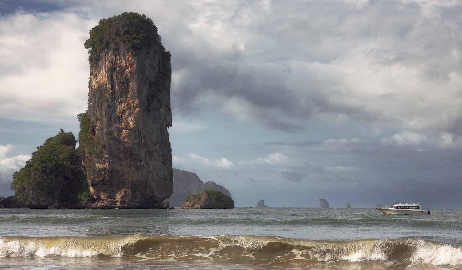 море, волны, лодки, скалы, острова, облака, краби, таиланд, Георгий Машковцев