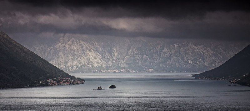 Бухта, Гора, Дождь, Европа, Море, Непогода, Пераст, Туча, Черногория  фото превью
