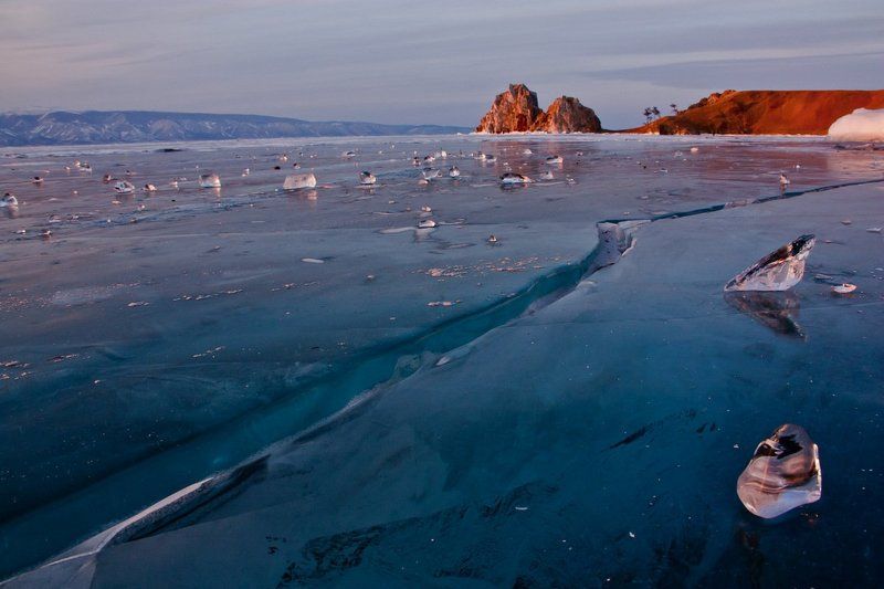 байкал, лед, ольхон, бухта песчаная, скала шаманка, мыс саган хушун Вижу Байкал фото превью