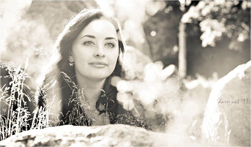 солнце, лучи, блики, девушка, взгляд, травинки, камни Там где солнце фото превью