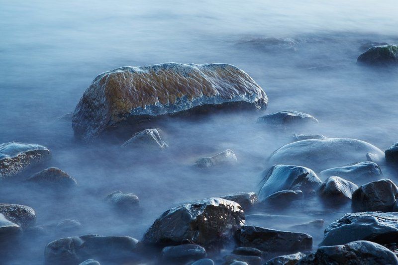 Камни в воде фото превью