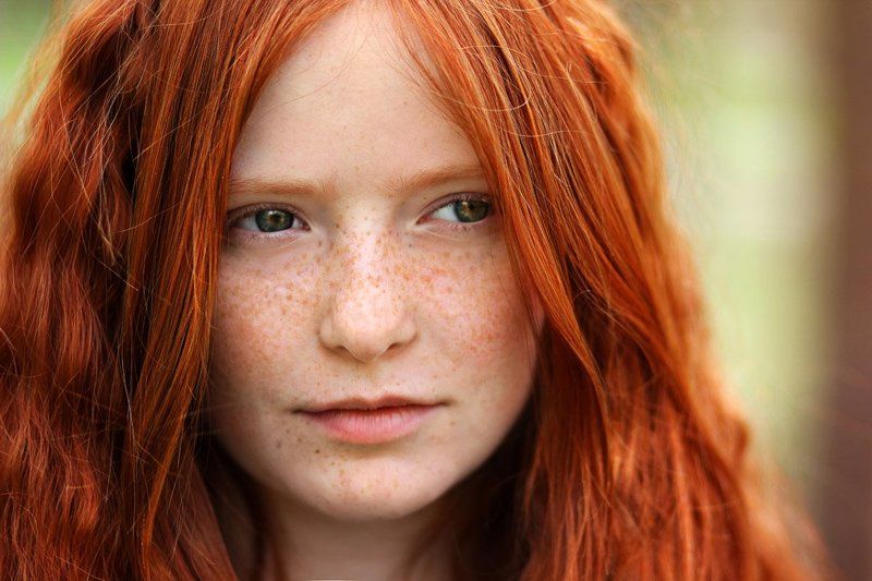 потрет, девушка, рыжая, солнце, божья, коровка, весна, веснушки Весеняя фото превью