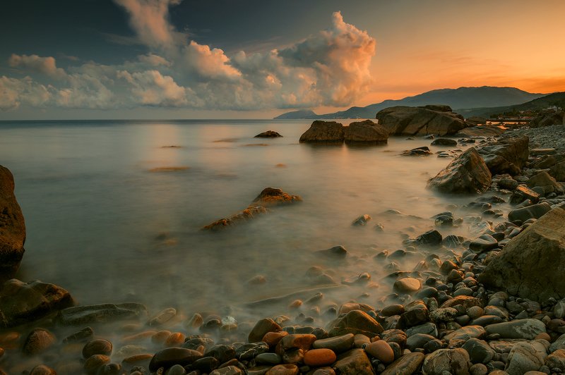 крым, пейзаж, лето, вода, море, вечер, камни, сотера, закат, облака, горы Закат с облачком, касающимся горы Аю-Даг. фото превью