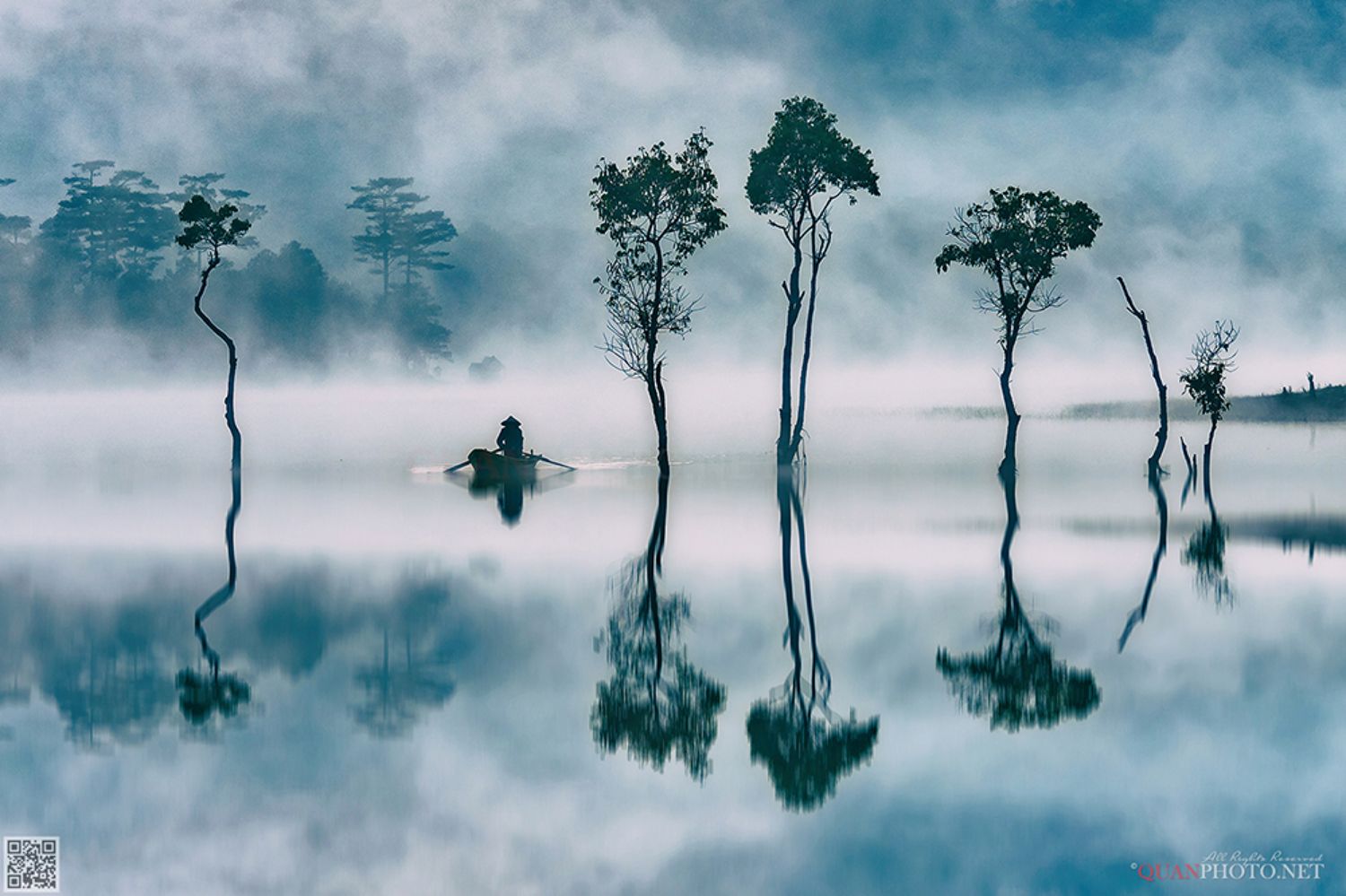 quanphoto, landscape, morning, dawn, lake, foggy, misty, reflections, boat, trees, vietnam, quanphoto