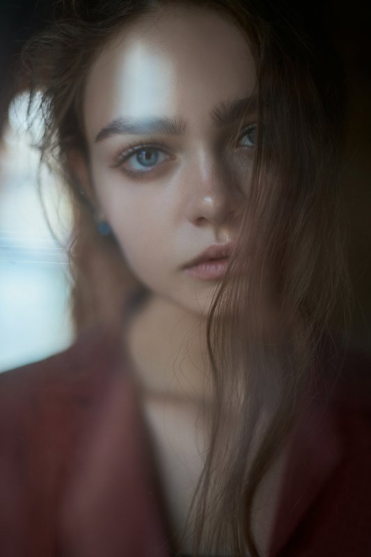 portrait, портрет, girl, brunette, portraiture, indoor, девушка, молодость,июль, ламповый, retouch, ретушь, цвет, cinematic, поезд,train Anna фото превью