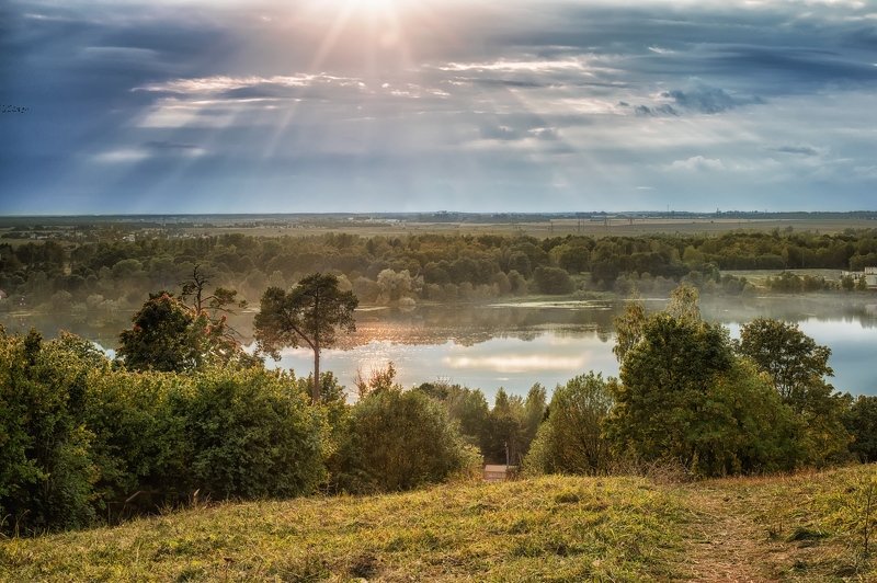 природа,озеро,вечер,закат,блеск,свет,горы,зелень У озера. фото превью