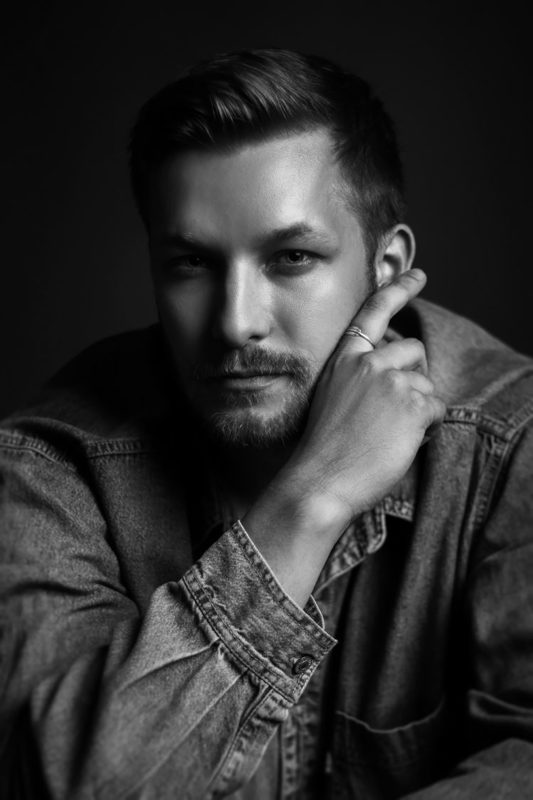 студийный портрет, мужской портрет Евгений фото превью