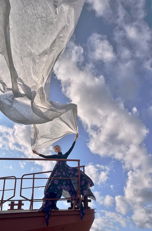 девушка Девушка, катер, ветер, небо, облака ... и тряпочка фото превью