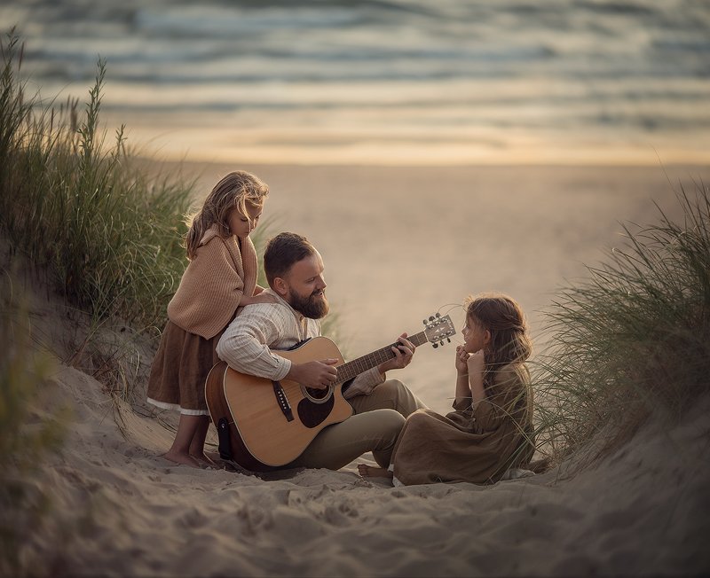 Дети, море, гитара, папа и дочки Я спою тебя песню волшебную... фото превью