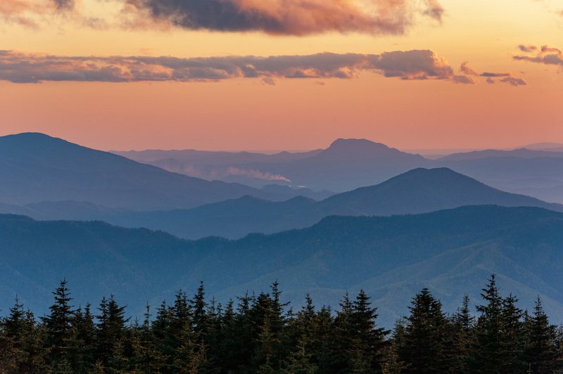 Nature, Mountain, Forest, Landscape, Scenics, Sky, Tree, Outdoors, Mountain Range, Sunset, Mountain Peak, Beauty In Nature, Hill, Cloud - Sky, Sunlight, Summer, No People, Sun, Tranquil Scene, Blue Таёжный закат фото превью