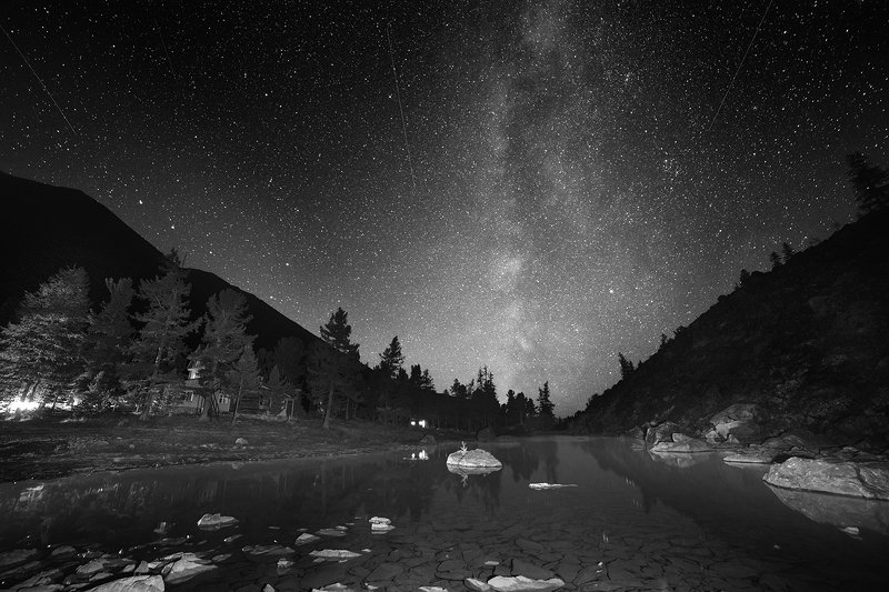 пейзаж, природа, ночь, звезды, млечный, путь, небо, озеро, дно, камни, прозрачная, холодные, чб, черно-белое, акту, алтай, сибирь, горы, ущелье, высокие, большой От ветра мигали и щурились осенние звезды... фото превью