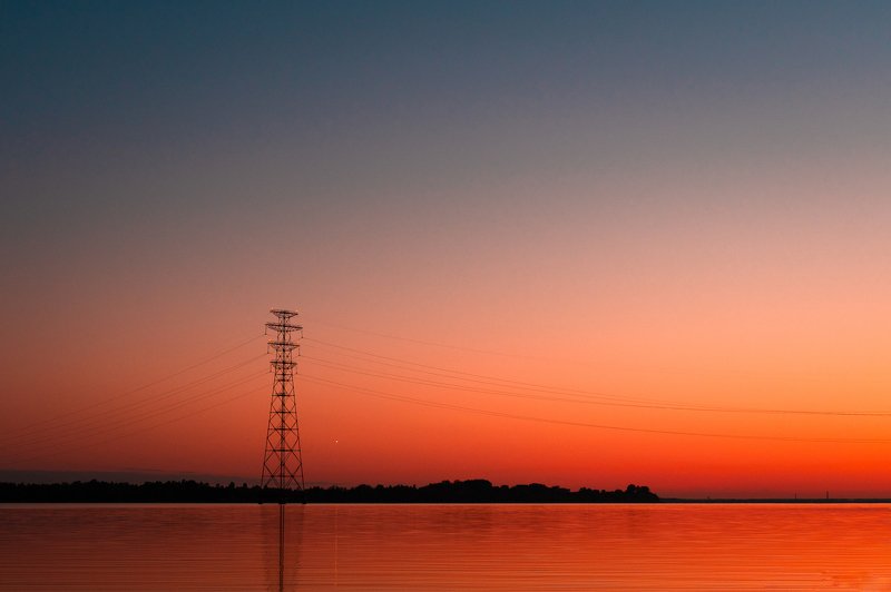 пейзаж,закат, лето,вода,минимализм  ЛЭП и оранжевый закат фото превью