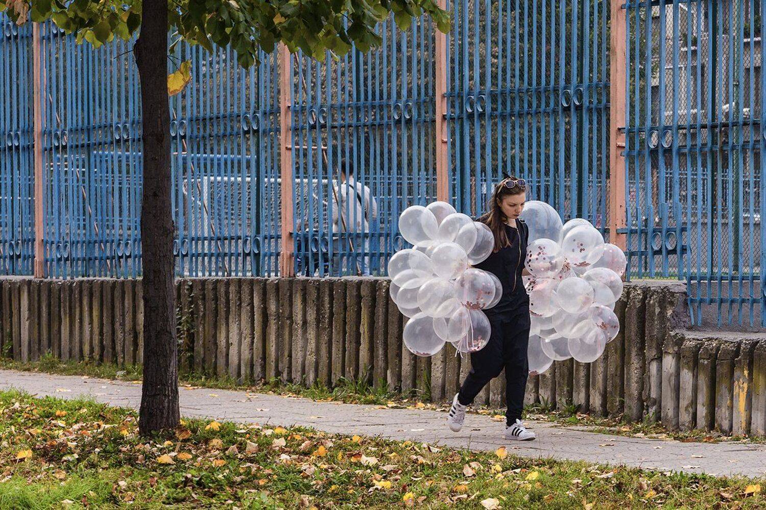 осень улица девушка грустная шары шарики дерево листья желтые, Ра Вера