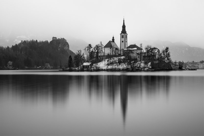 путешествие, словения, блед, зима, отражение, ч/б, пасмурно, длинная выдержка Черно-белые отражения Бледа фото превью