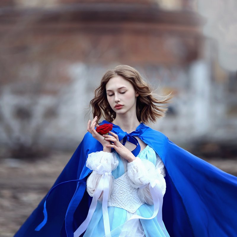 роза, красная роза, сказочная фотография, синий плащ, ретро костюм, историческое платье, девушка с розой  фото превью