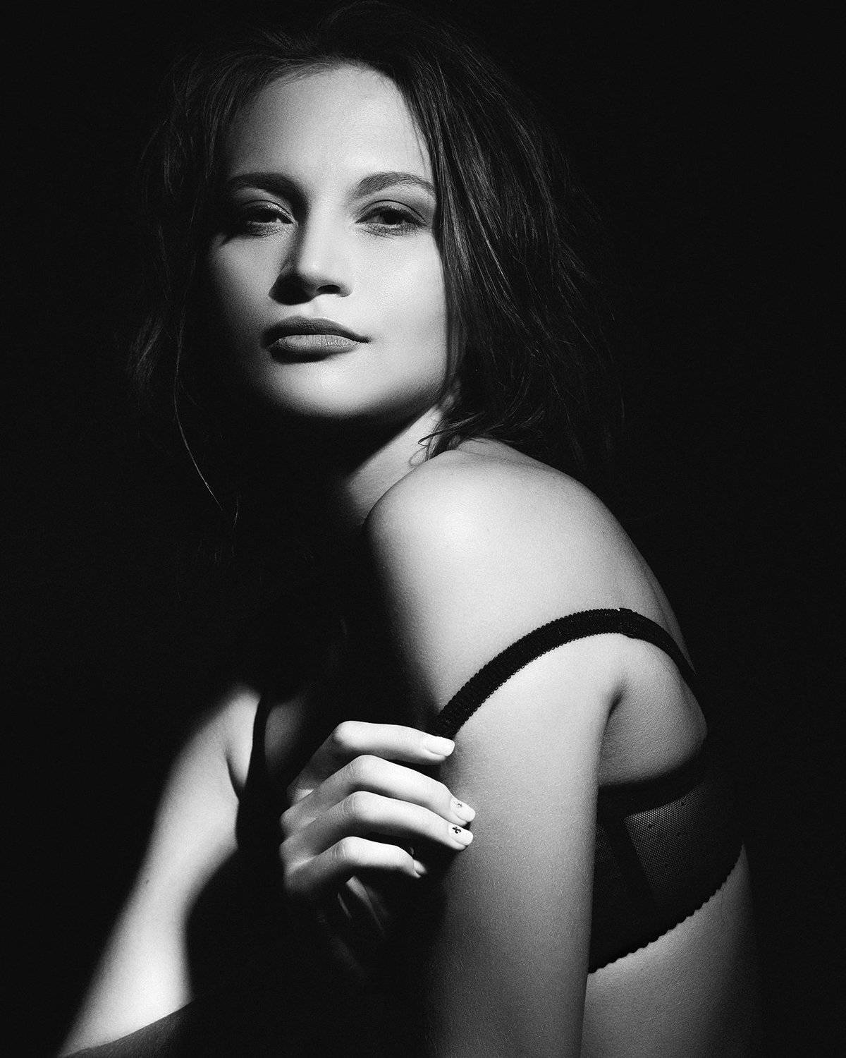 female, art, portrait, woman, pretty, black and white, low key, contrasty, dramatic, sensual, sensuality, sexy, tenderness, people, one, person, Дмитрий Толоконов