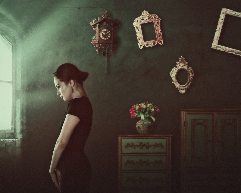 female, portrait, human, one, person, woman, people, alone, loneliness, sad, sadness, sorrow, rue, madness, depression, room, indoor, eve, light, window Cien años de soledad фото превью